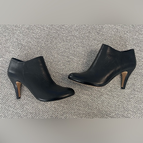 Vince Camuto Black Ankle Boots with Side-Zip and Stacked Heel - Picture 6 of 16